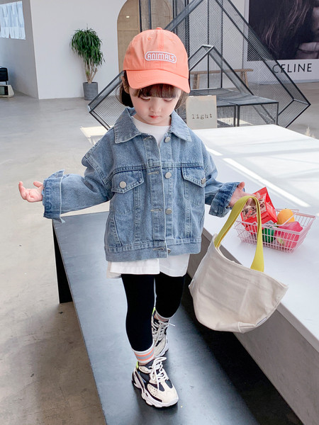 Uue mudeliga laste jope, mille seljas on sinist värvi kaisukaru