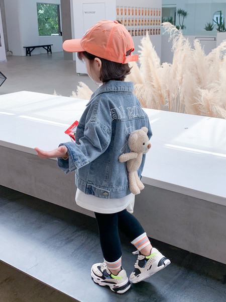 Uue mudeliga laste jope, mille seljas on sinist värvi kaisukaru