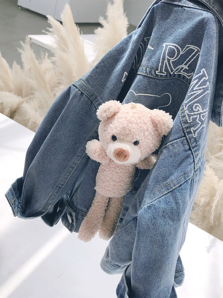 Uue mudeliga laste jope, mille seljas on sinist värvi kaisukaru