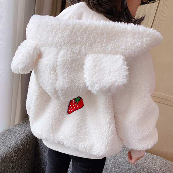 Tüdruku sulejope lukuga ja tikandiga seljal