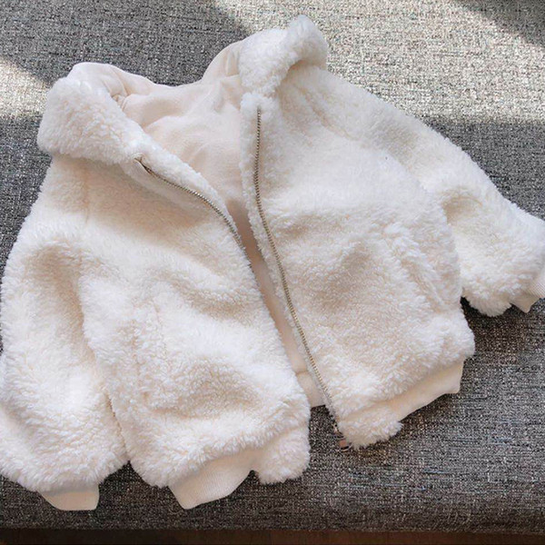 Tüdruku sulejope lukuga ja tikandiga seljal