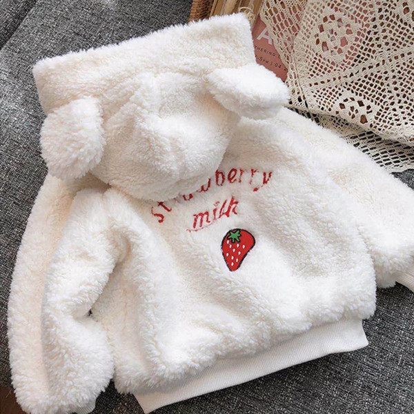 Tüdruku sulejope lukuga ja tikandiga seljal