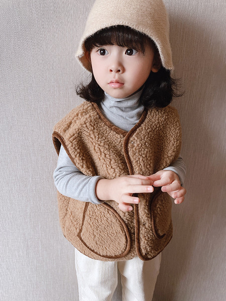 Nööpide ja taskutega sulevest tüdrukutele