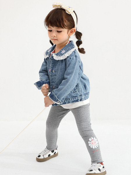 Laste lühike teksajakk värviliste nööpide ja taskutega