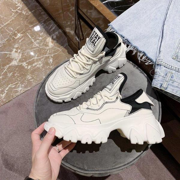 Naiste moodsad krobelise tallaga nahast tossud