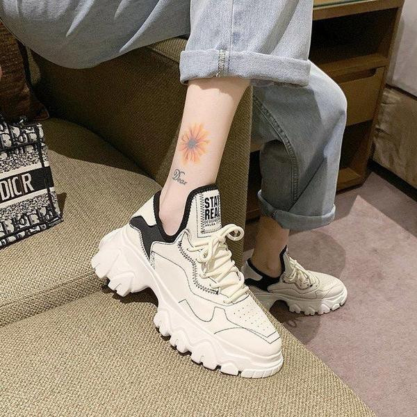 Naiste moodsad krobelise tallaga nahast tossud