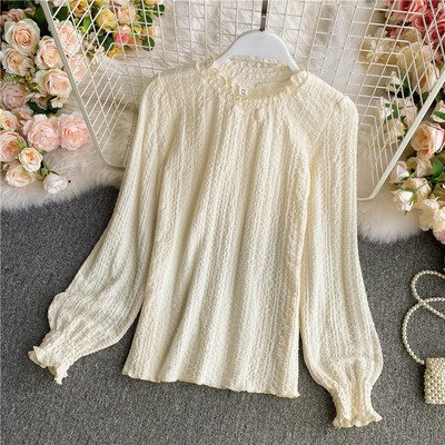 Naiste vabaaja pikkade varrukate ja ovaalse kaelusega beeži pluus