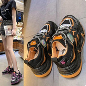 Naiste moodsad värviliste taldade ja paeltega tossud