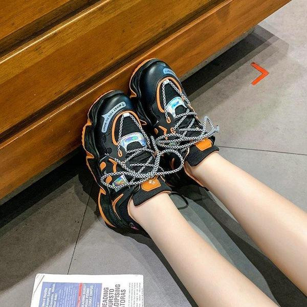 Naiste moodsad värviliste taldade ja paeltega tossud