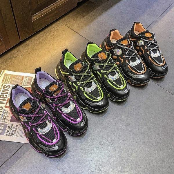 Naiste moodsad värviliste taldade ja paeltega tossud