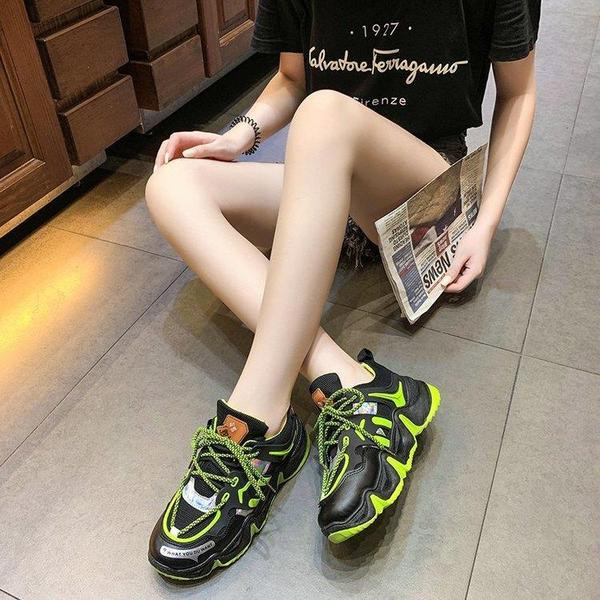 Naiste moodsad värviliste taldade ja paeltega tossud