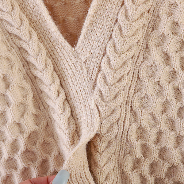 Нов модел есенна дамска рокля с V-образно деколте и средна дължина