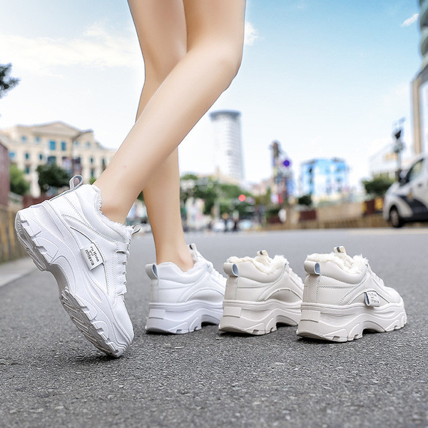 Uus mudel sügistalviste paelte ja sooja voodriga tossud