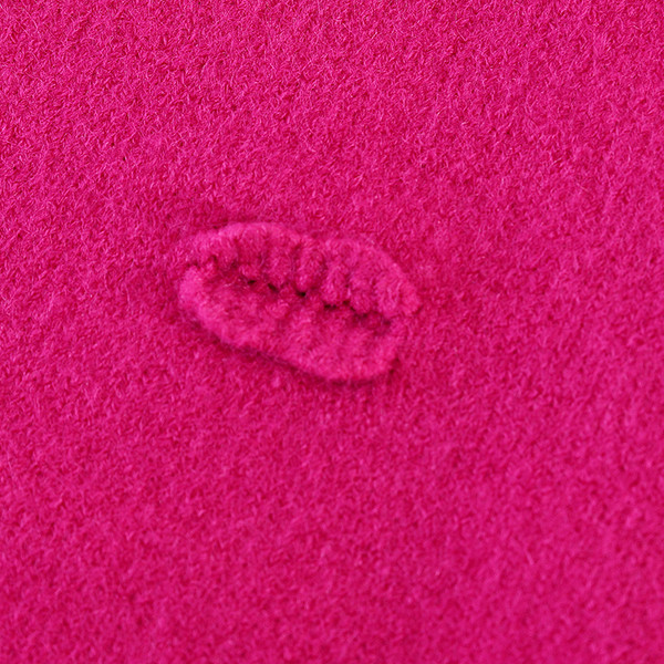 Moodne naiste kampsun laiade varrukate ja ovaalse kaelusega