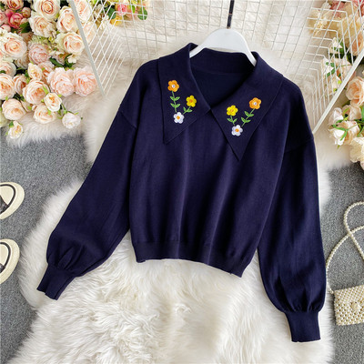 Γυναικείο casual πουλόβερ με ντεκολτέ και κεντήματα