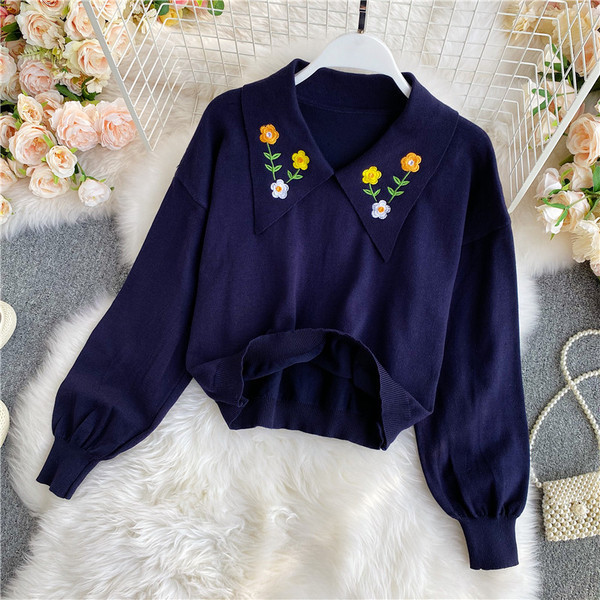 Γυναικείο casual πουλόβερ με ντεκολτέ και κεντήματα