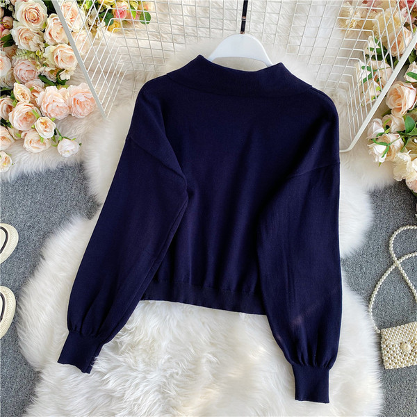 Γυναικείο casual πουλόβερ με ντεκολτέ και κεντήματα