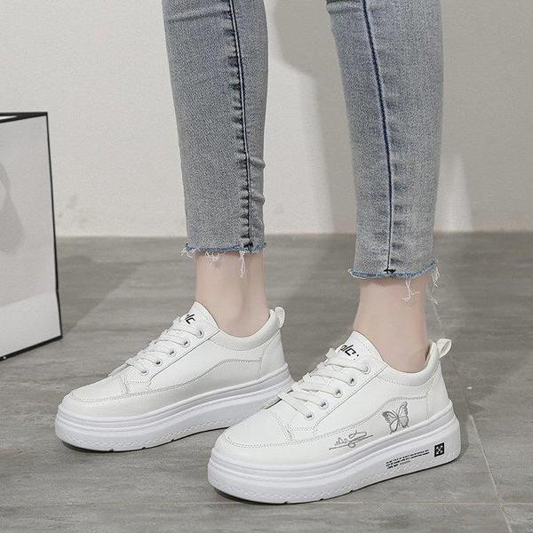 Naiste tikandiga nahast tossud