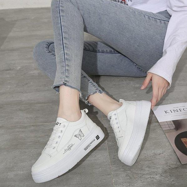 Naiste tikandiga nahast tossud