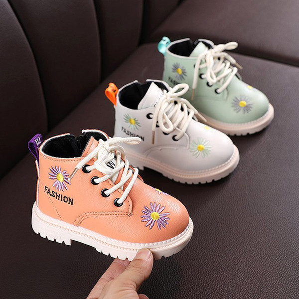 Šiuolaikiški vaikiški batai iš eko odos su siuvinėjimu