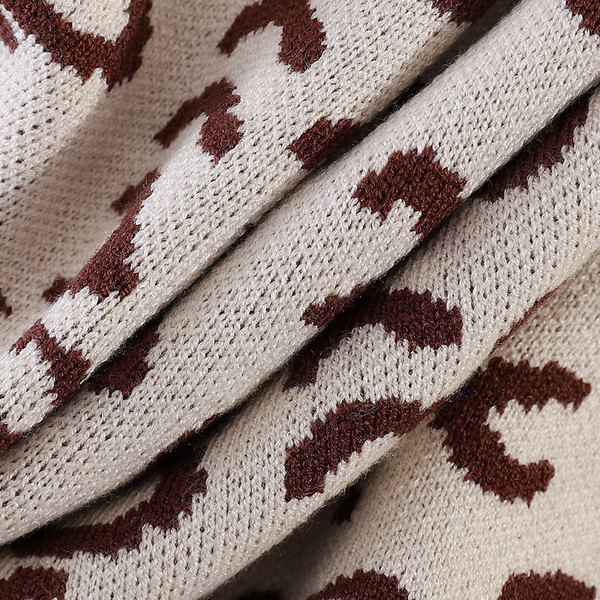 V-kujulise krae ja leopardimustriga sügisene naistevest