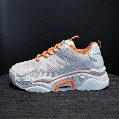 Naiste moodsad kõrge tallaga tossud