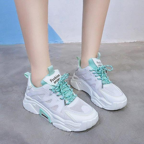 Naiste moodsad kõrge tallaga tossud