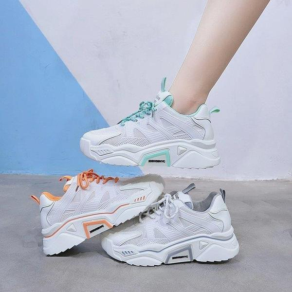 Naiste moodsad kõrge tallaga tossud