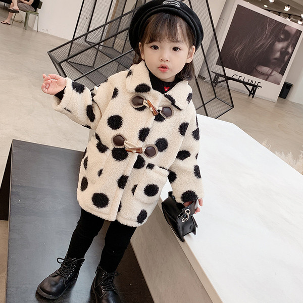 Praegune laste täpiline nööpide ja taskutega jope