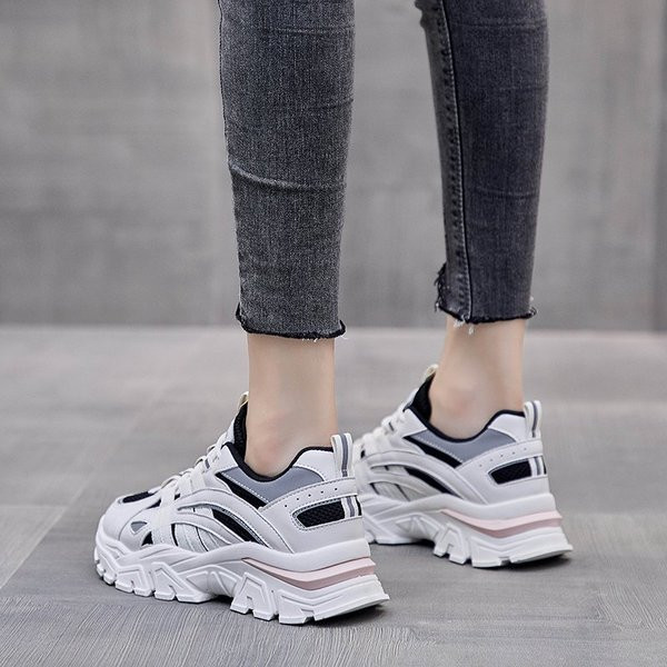 Naiste vabaaja tossud paelte ja kareda tallaga