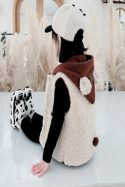 Igapäevane laste sulevest nööpide ja kapuutsiga beež