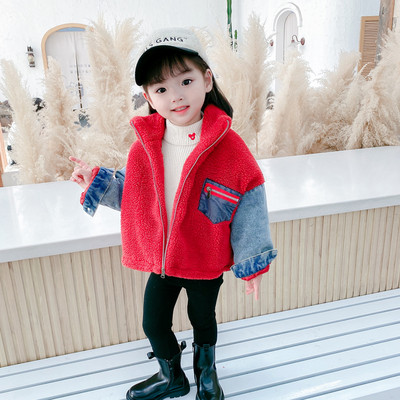 Laste lukuga ja pikkade varrukatega sulejope-tüdrukule