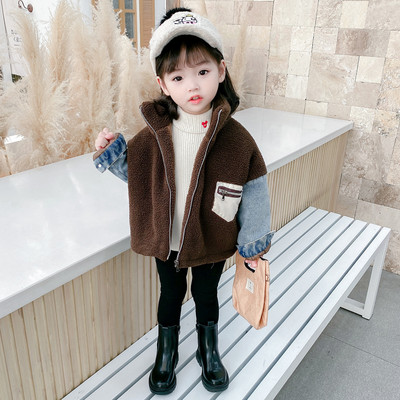 Laste lukuga ja pikkade varrukatega sulejope-tüdrukule