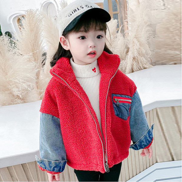 Laste lukuga ja pikkade varrukatega sulejope-tüdrukule