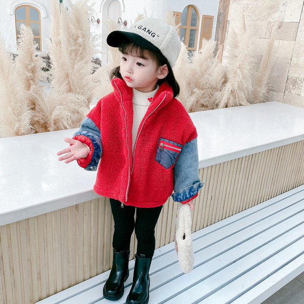 Laste lukuga ja pikkade varrukatega sulejope-tüdrukule