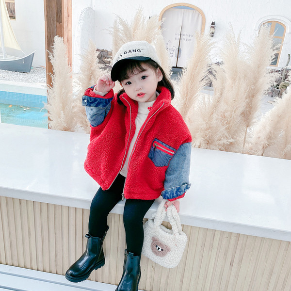 Laste lukuga ja pikkade varrukatega sulejope-tüdrukule