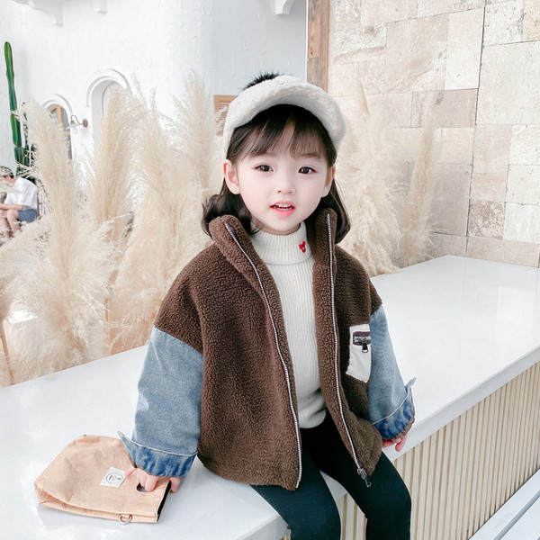 Laste lukuga ja pikkade varrukatega sulejope-tüdrukule