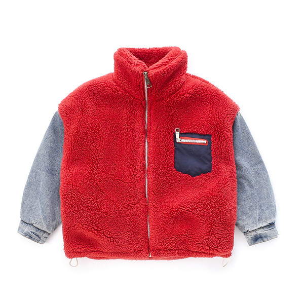 Laste lukuga ja pikkade varrukatega sulejope-tüdrukule