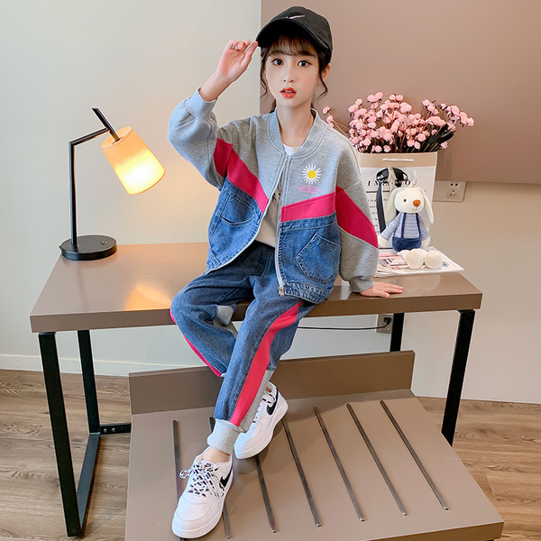 Vaikiškas modernus komplektas mergaitėms iš megztinių ir džinsų