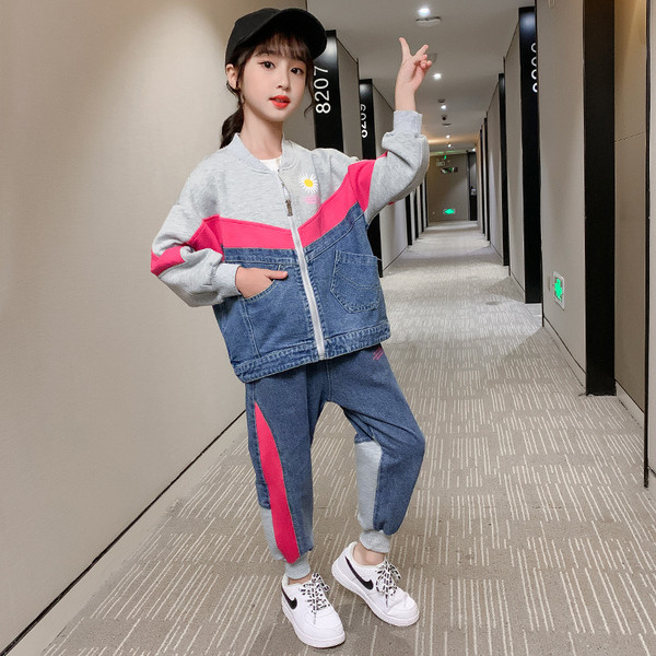 Vaikiškas modernus komplektas mergaitėms iš megztinių ir džinsų