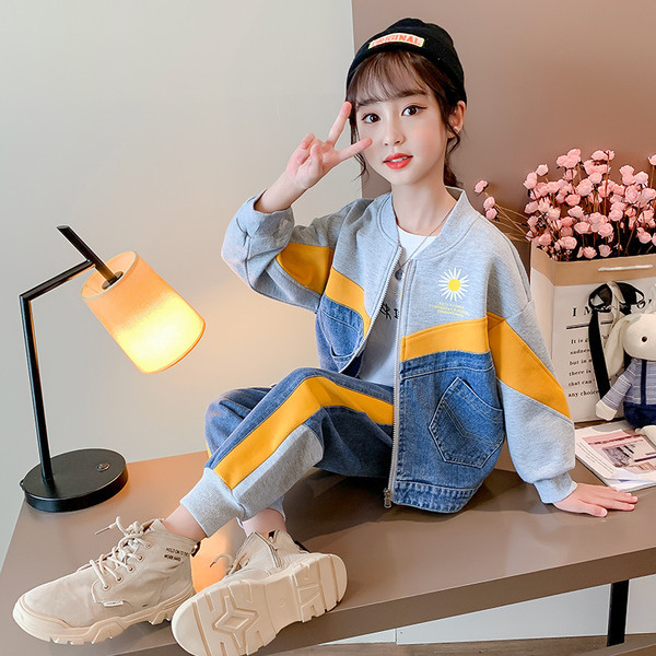 Vaikiškas modernus komplektas mergaitėms iš megztinių ir džinsų