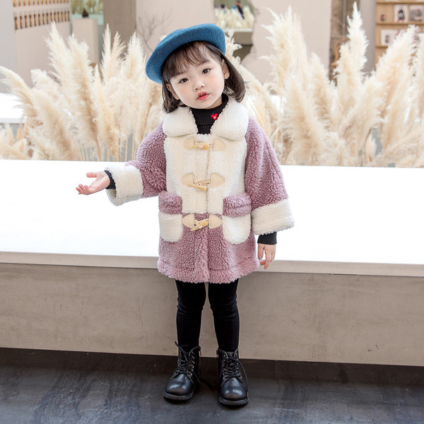 Moderna dječja perjanica s gumbima i džepovima