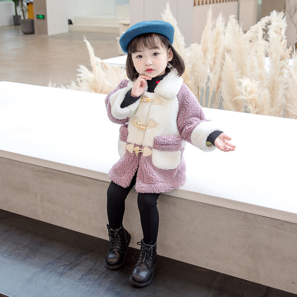 Moderna dječja perjanica s gumbima i džepovima