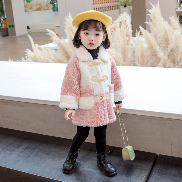 Moderna dječja perjanica s gumbima i džepovima