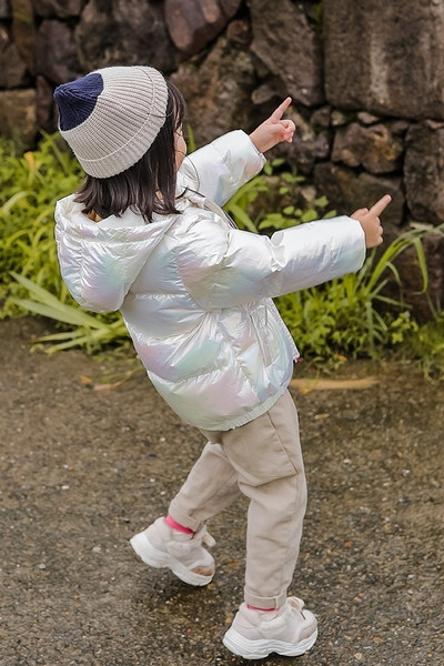 Παιδικό μπουφάν για κορίτσια και αγόρια με γυαλιστερό αποτέλεσμα και κουκούλα