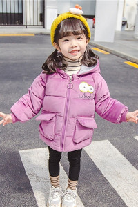 Talvine laste jope tüdrukutele, mille kapuutsil on aplikatsioonid ja 3D elemendid