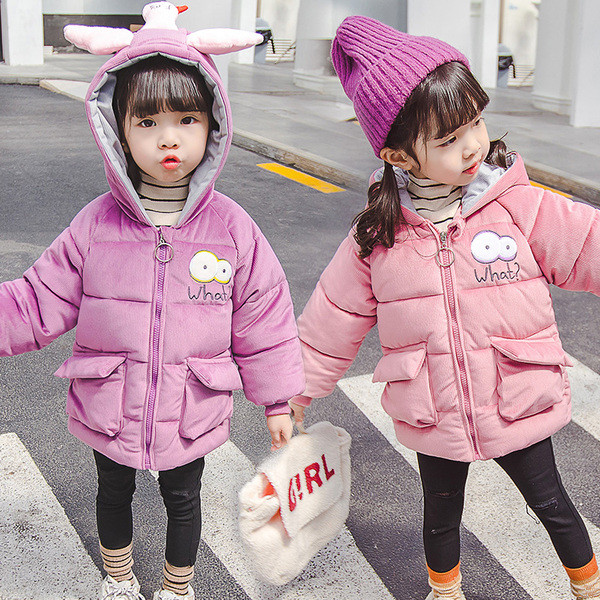 Talvine laste jope tüdrukutele, mille kapuutsil on aplikatsioonid ja 3D elemendid