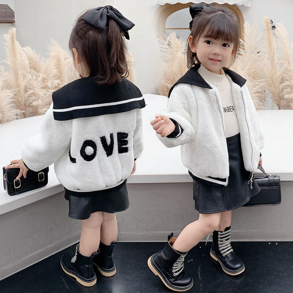 Χνουδωτό μπουφάν για κορίτσια με επιγραφή και τσέπες