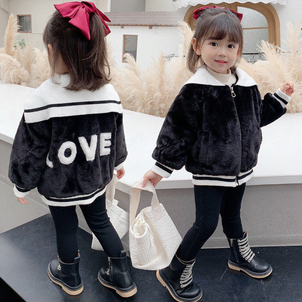 Χνουδωτό μπουφάν για κορίτσια με επιγραφή και τσέπες