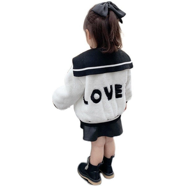 Χνουδωτό μπουφάν για κορίτσια με επιγραφή και τσέπες